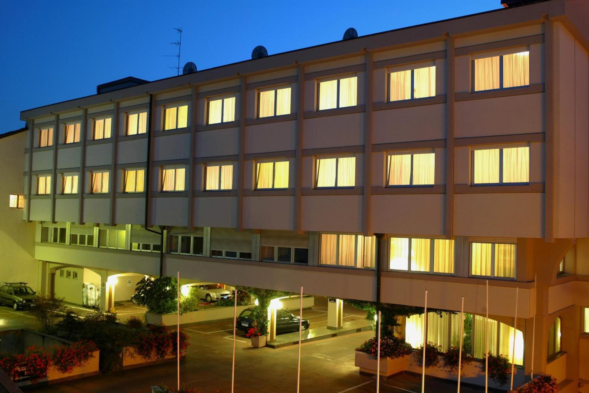 Augustus Hotel Biella Extérieur photo