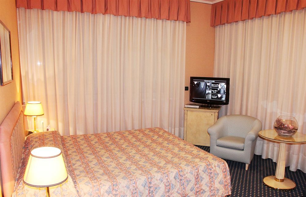 Augustus Hotel Biella Extérieur photo
