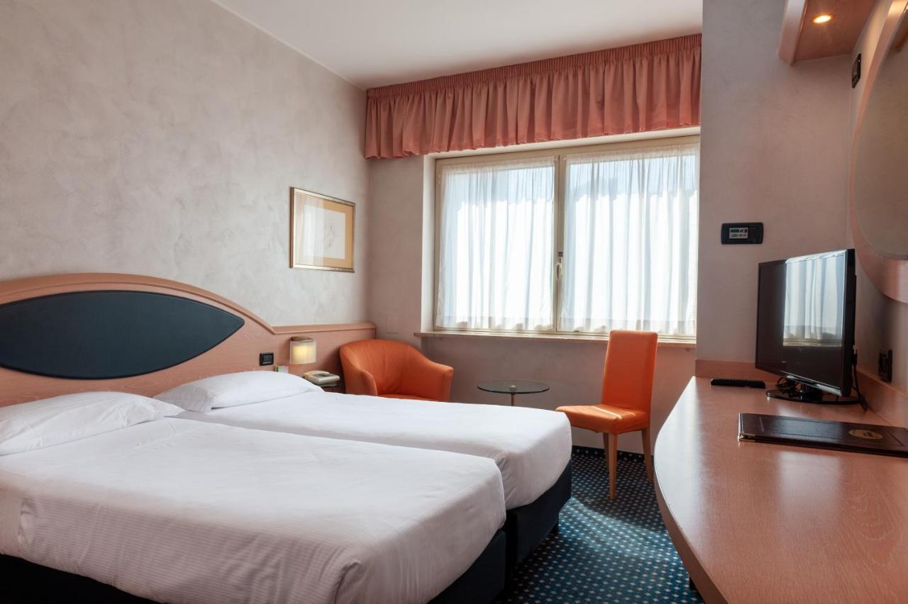 Augustus Hotel Biella Extérieur photo